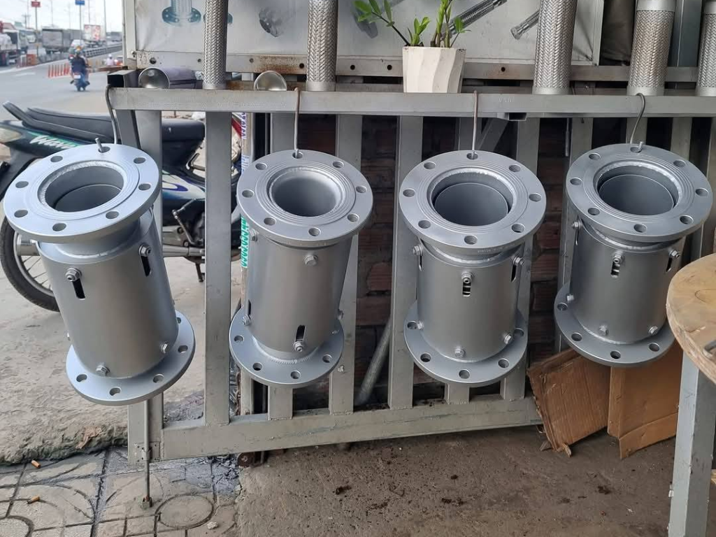 Khớp co giãn inox ảnh chụp tại kho