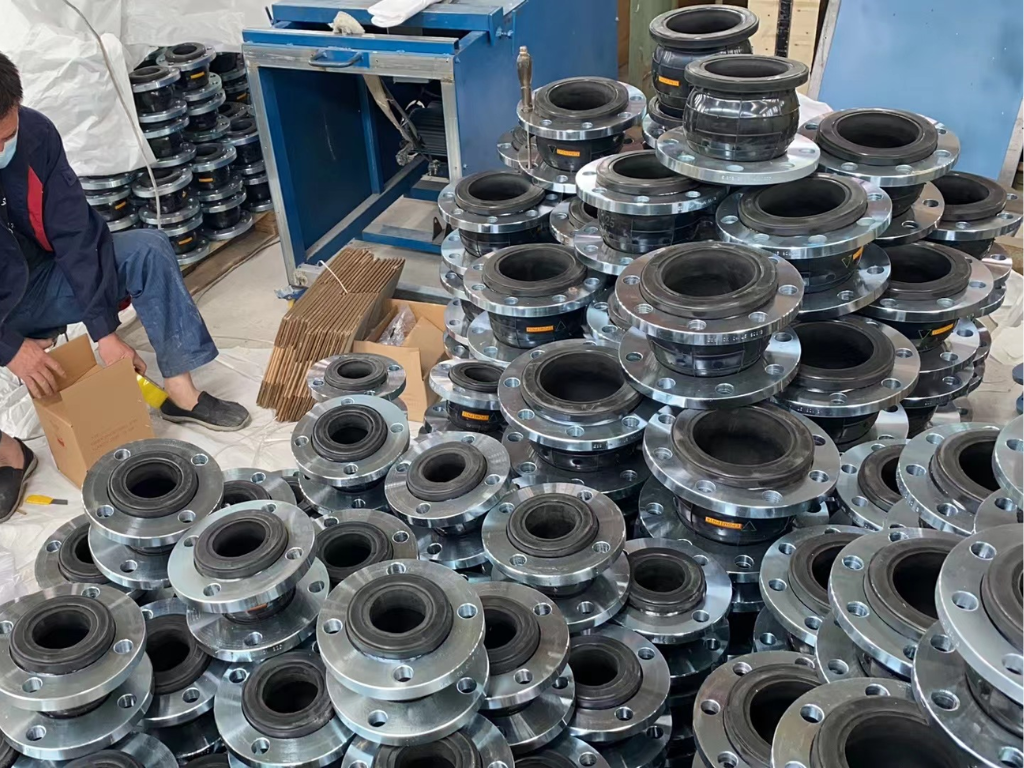 Khớp nối mềm cao su mặt bích hàng sẵn kho số lượng lớn