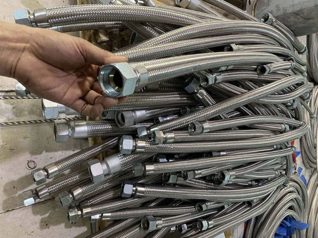 Ống ruột gà inox có nối ren trong